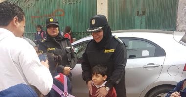 صور.. ضباط مكافحة العنف ضد المرأة يتفقدون محيط مدارس الجيزة لضبط المتحرشين 