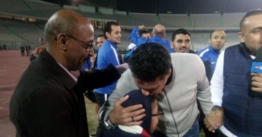 صور.. إيهاب جلال يقبل "يد ورأس" مشجع بعد الفوز على دجلة