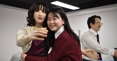 الصين تصنع روبوتات تقدم أحضانا للمواطنين بمناسبة عيد الحب "صور"