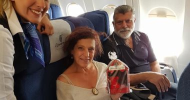 مكتب مصر للطيران فى انجامينا يقدم الهدايا للمسافرين احتفالا بعيد الحب