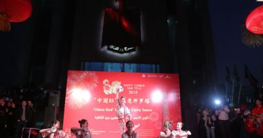 صور.. إضاءة برج القاهرة باللون الأحمر احتفالا بعيد الربيع الصينى