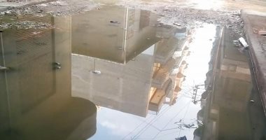 صور.. مياه الصرف تغرق شوارع دسوق فى كفر الشيخ والأهالى يناشدون المحافظ