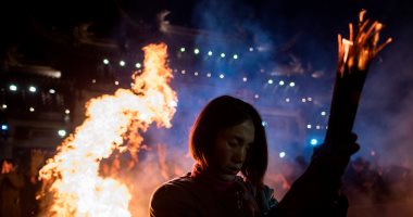 صور.. صينيون يودعون عام "الديك" ويستقبلون عام " الكلب"