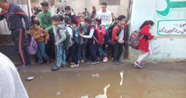 بالصور...اضبط مخالفة ...المياه تحاصر مدرسة الإمام على بكفر صقر فى الشرقية