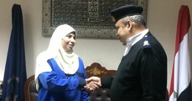 عاملة بمطار القاهرة تعيد خاتم مرصع بالماس لراكبة.. والداخلية تكرمها