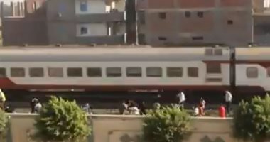 فيديو.. ركاب يرشقون قطار مكيف بالحجارة فى كفر الزيات بعد تخزين قطارهم المميز