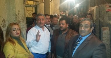 صور.. نائب محافظ القاهرة يوزع سلع غذائية وملابس على أهالى مثلث ماسبيرو