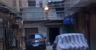 قارئ يرصد ترك أعمدة الكهرباء مضاءة نهارا فى شوارع الزيتون بالقاهرة