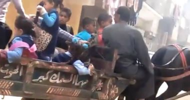 فيديو وصور.. أتوبيس التلاميذ فى المنوفية عربة بحصان