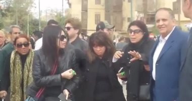 فيديو.. انهيار زوجة الفنان محمد متولى أثناء تشييع جثمانه من مسجد السيدة نفيسة