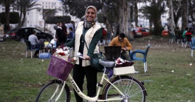 فيديو وصور.. يا ورد مين يشتريك.. دراجة ياسمين معرض زهور متنقل بشوارع الإسماعيلية