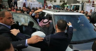 فيديو وصور.. عمال النظافة فى غزة يعتدون على سفير "تميم" ويمزقون علم قطر