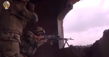 فيديو .. لقطات حية لتبادل إطلاق نيران مع عنصر إرهابى بشمال سيناء 