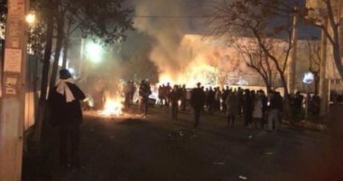صور.. مقتل 3 ضباط فى اشتباكات بين الشرطة الإيرانية ومحتجين بطهران