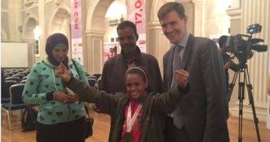 السفير البريطانى يهدى الطفلة مروة "بائعة المناديل" بجائزة أكثر مصرية ملهمة