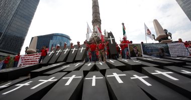 صور.. وقفة بالتوابيت فى المكسيك لإحياء ذكرى مقتل 65 شخصا بمنجم للفحم 