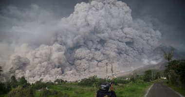 رماد ساخن يغطى منازل سومطرة بإندونيسيا بعد ثوران بركان جبل سينابونج 
