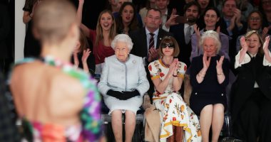 صور.. ملكة بريطانيا تحضر بشكل مفاجئ عرض أزياء بلندن