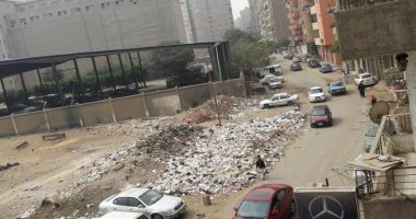 صور.. تراكم القمامة وسط الكتلة السكنية فى الطالبية فيصل يثير غضب الأهالى