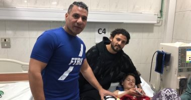 صور.. حسام غالى يحقق أمنية طفل ويزوره بمستشفى أبو الريش ويهديه قميص الأهلى