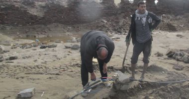 إصلاح كابل كهرباء للحفاظ على أهالى قرية الديبة فى بورسعيد