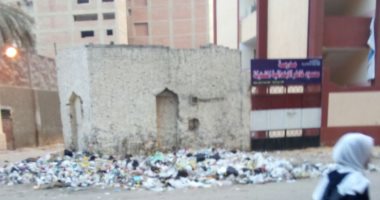 صور.. القمامة تحتل بوابة مدرسة محمود خاطر فى عين شمس