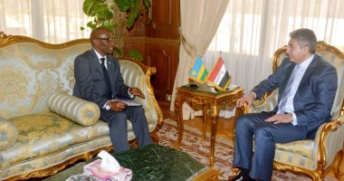 وزير الطيران يلتقى بسفير جمهورية رواندا لبحث تعزيز التعاون فى "النقل الجوى" 