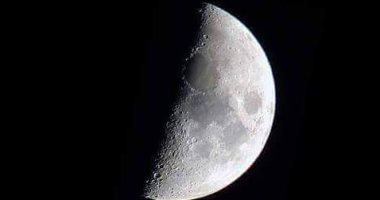 قمر التربيع الأول يزين السماء اليوم وفرص مثالية لتصوير سطح القمر