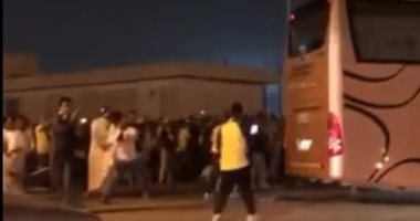 فيديو.. جماهير النصر السعودى تهاجم حافلة الفريق بعد وداع الكأس 