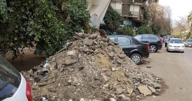 مواطن يشكون تراكم اثار الحفر في شارع وادى النيل بالجيزة