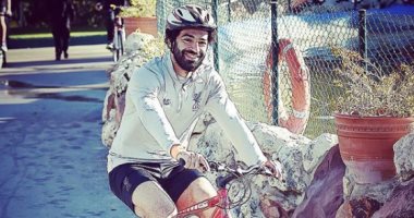 صفحة الدورى الإنجليزى تنشر صورة لمحمد صلاح يقود دراجة فى الشارع