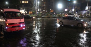 المرور: كثافات مرورية بسبب هطول أمطار على الطرق و تناشد بتجنب السرعات
