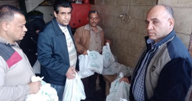 لجنة الإغاثة توزع وجبات ساخنة على المتضررين من انهيار عقار منشأة ناصر