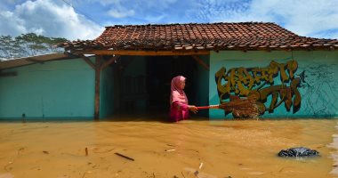 صور.. فيضانات وانهيارات طينية تغرق مئات البيوت بإندونيسيا