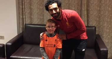 محمد صلاح يحقق أمنية طفل إنجليزى ويهديه قميص ليفربول