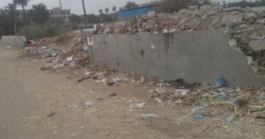 اضبط مخالفة.. انتشار القمامة بمدخل قرية بنى هارون فى بنى سويف
