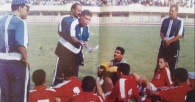 شاهد.. "المعلم" حسن شحاتة يعطى تعليمات للاعبى الشرقية فى التسعينيات