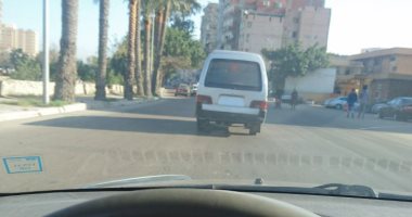 قارئ يرصد سيارة ميكروباص بدون أرقام أمام جامعة فاروس بالإسكندرية