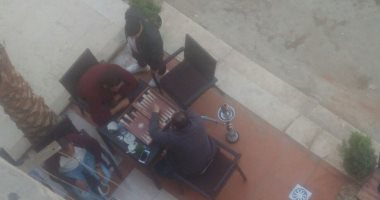 صور.. شكاوى من احتلال مقهى لمدخل عقار بالمقطم.. والسكان يطالبون بإغلاقها