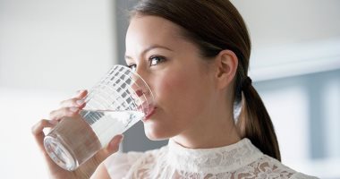 ما تأثير شرب كميات كبيرة من المياه أثناء الطعام أو بعده مباشرة ؟
