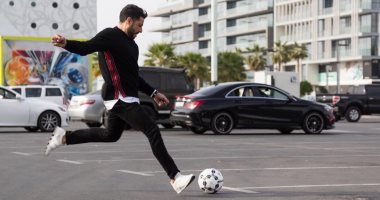 فيديو.. حماقى يسدد الكرة على فتحى عبد الوهاب خلال قيادته السيارة