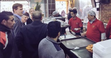 السفير البريطانى بالقاهرة يتناول الشاورما بمطعم مصرى من يد أحد متحدى الإعاقة