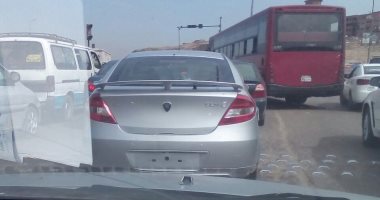 قارئ يرصد سيارة بدون لوحات معدنية على طريق صلاح سالم