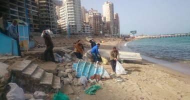 صور .. تجهيز شاطئ ميامى لإستغلاله كشاطئ عام بالإسكندرية
