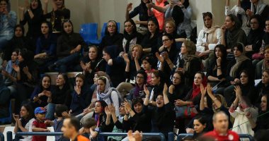 صور.. السلطات الإيرانية تسمح للمرأة بالدخول إلى الملعب لمشاهدة مباراة السلة