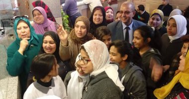 صور.. وكيل تعليم بورسعيد وطالبات القناة الإعدادية يتبرعن لـ"تحيا مصر"