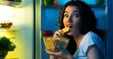 6 أسباب للشعور بالجوع ليلاً.. منها السهر وحذف وجبة الإفطار
