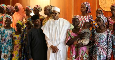صور.. رئيس نيجيريا يستقبل عددًا من الفتيات المطلق سراحهن من قبل بوكوحرام