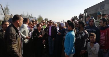 نادية عبده تستمع لأقوال المواطنين بموقع حادث قطارى البحيرة وتوجه برفع حالة الطوارئ (صور)