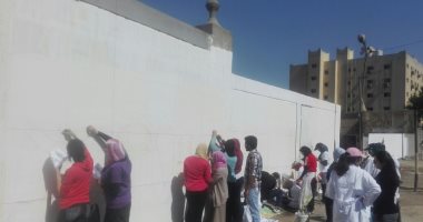 صور.. طلاب فنون تطبيقية بجامعة حلوان يحولون أسوار شارع السودان للوحة فنية